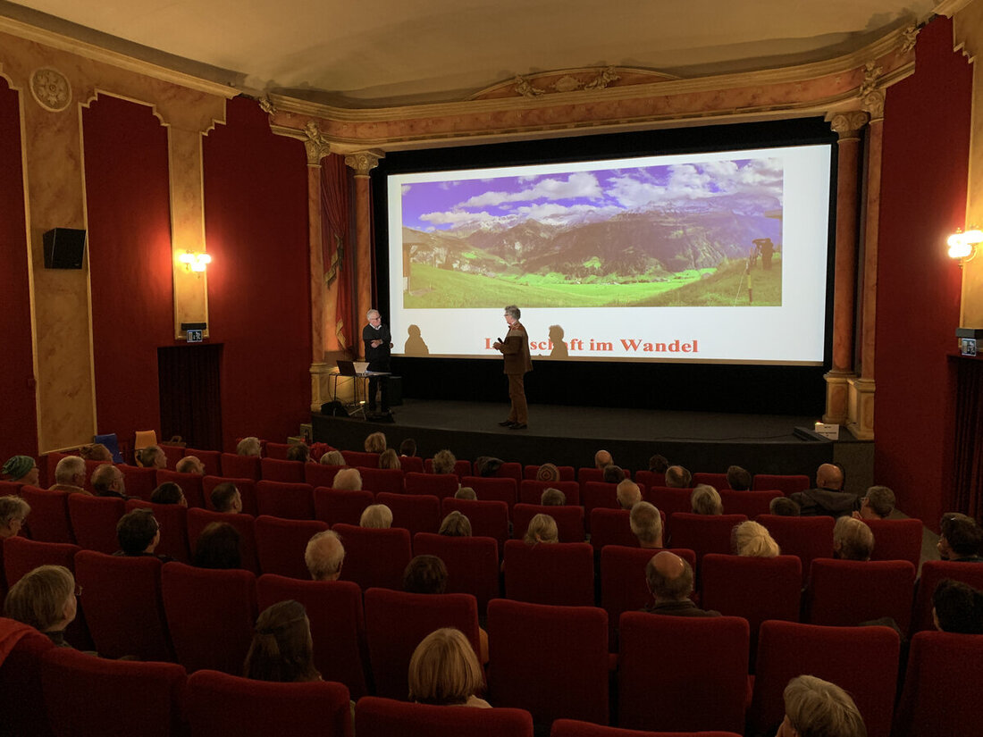 Grosse Resonanz: Ein rund 100-köpfiges Publikum folgt dem angebotenen Programm am Geo-Höck. (Pressebild)