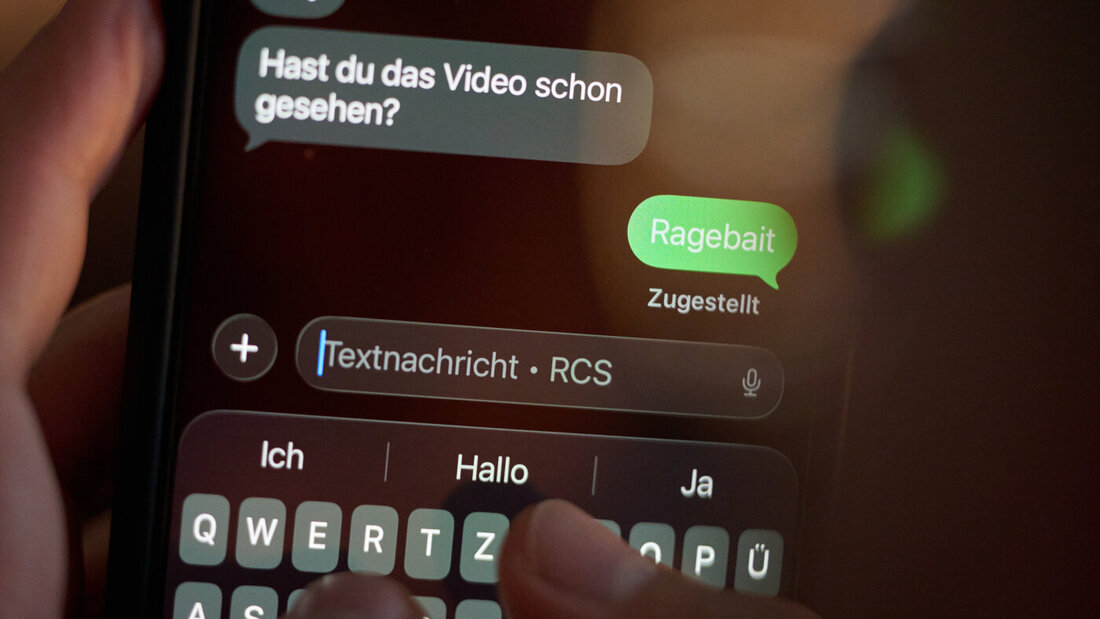 ILLUSTRATION - Das Wort «Ragebait» ist auf dem Display eines Smartphones in einem Chatverlauf zu lesen. In diesem Jahr wird das Jugendwort des Jahres am 10. Oktober verkündet. Foto: Katharina Kausche/dpa 20261010140428306.jpg