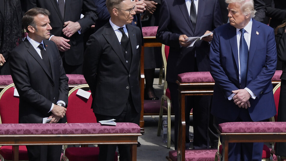 Emmanuel Macron, Präsident von Frankreich, der finnische Präsident Alexander Stubb und Donald Trump, Präsident der USA, nehmen an der Beerdigung von Papst Franziskus auf dem Petersplatz teil. Foto: Gregorio Borgia/AP/dpa 20250426162124824.jpg