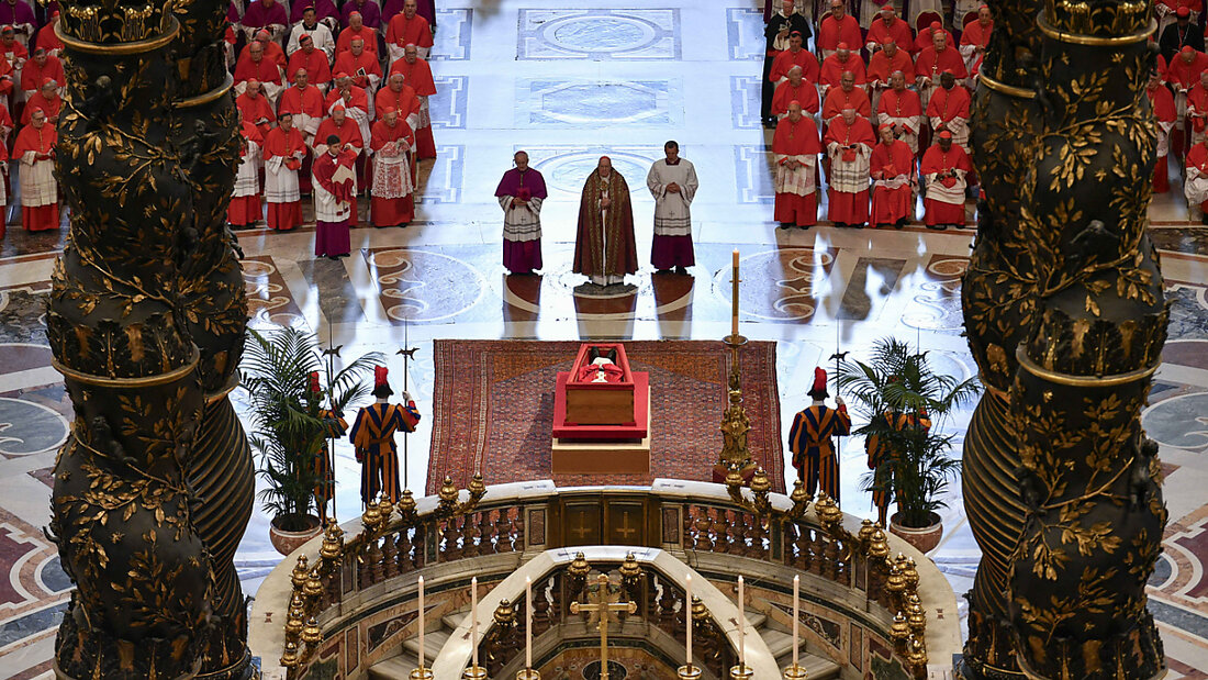 dpatopbilder - HANDOUT - Der monumentale Baldachin von Gianlorenzo Bernini dient als dramatischer Rahmen, als Kardinal Camerlengo Kevin Joseph Farrell mit den Zeremonienmeistern Erzbischof Diego Giovanni Ravelli und Monsignore Krzysztof Marcjanowicz vor dem Leichnam von Papst Franziskus im Petersdom im Vatikan betet. Foto: Uncredited/Vatican Media/AP/dpa - ACHTUNG: Nur zur redaktionellen Verwendung im Zusammenhang mit der aktuellen Berichterstattung innerhalb 14 Tage nach der Veröffentlichung und nur mit vollständiger Nennung des vorstehenden Credits 20250423133336308.jpg