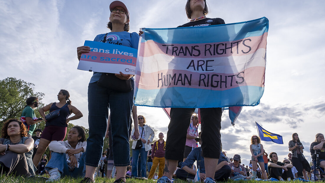 Tausende demonstrieren in London gegen ein Gerichtsurteil, das das biologische Geschlecht bei Gleichstellungsfragen über das soziale stellt. Foto: Jacquelyn Martin/AP/dpa 20250419155131511.jpg