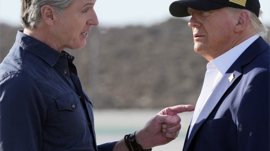 ARCHIV - US-Präsident Donald Trump (r) spricht mit dem kalifornischen Gouverneur Gavin Newsom nach der Ankunft mit der Air Force One auf dem Los Angeles International Airport. Foto: Mark Schiefelbein/AP/dpa 20250416150930021.jpg