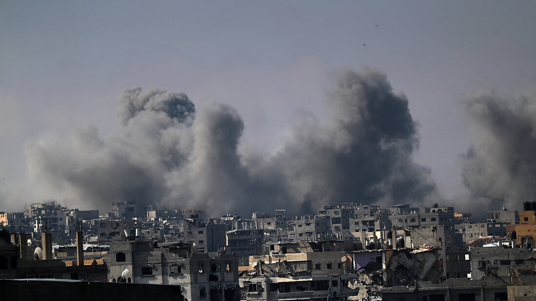 Rauch steigt nach israelischen Angriffen auf das Tuffah-Viertel im Osten von Gaza-Stadt auf. Foto: Omar Ashtawy/APA Images via ZUMA Press Wire/dpa 20250423095022808.jpg