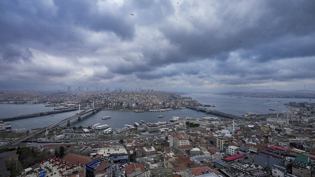 ARCHIV - Fähren fahren über den Bosporus und verbinden die europäische Seite, oben und unten, mit der asiatischen Seite, oben rechts, von Istanbul. ) Foto: Emrah Gurel/AP/dpa 20250423123558669.jpg