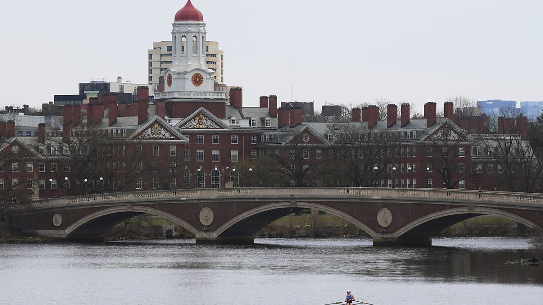 Ein Ruderer rudert den Charles River in der Nähe der Harvard University hinunter. Foto: Charles Krupa/AP/dpa 20250417061907672.jpg